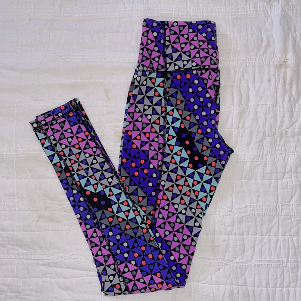 Victoria’s Secret Knockout workout printed leggings, Mid Rise/ Runs big